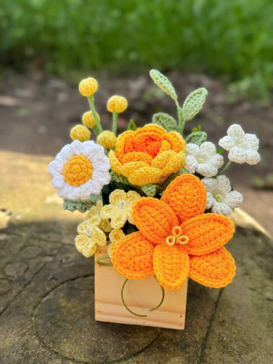 Hoa sáp, hoa len móc theo yêu cầu – quà tặng lễ tốt nghiệp, 8/3, 20/10, đại hội đẹp, bền, in logo chuyên nghiệp, giá tốt tại LGP.