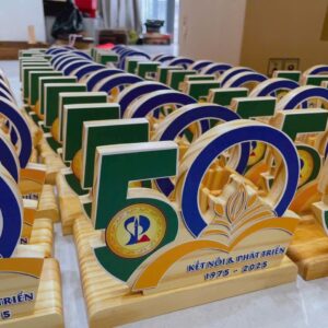 dong ho go de ban qua tang