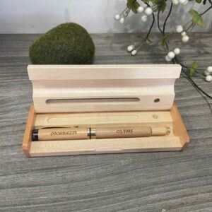 Bộ bút gỗ khắc logo theo yêu cầu, thiết kế tinh tế, thân thiện môi trường, phù hợp làm quà tặng doanh nghiệp, quà sự kiện giá tốt tại LGP.