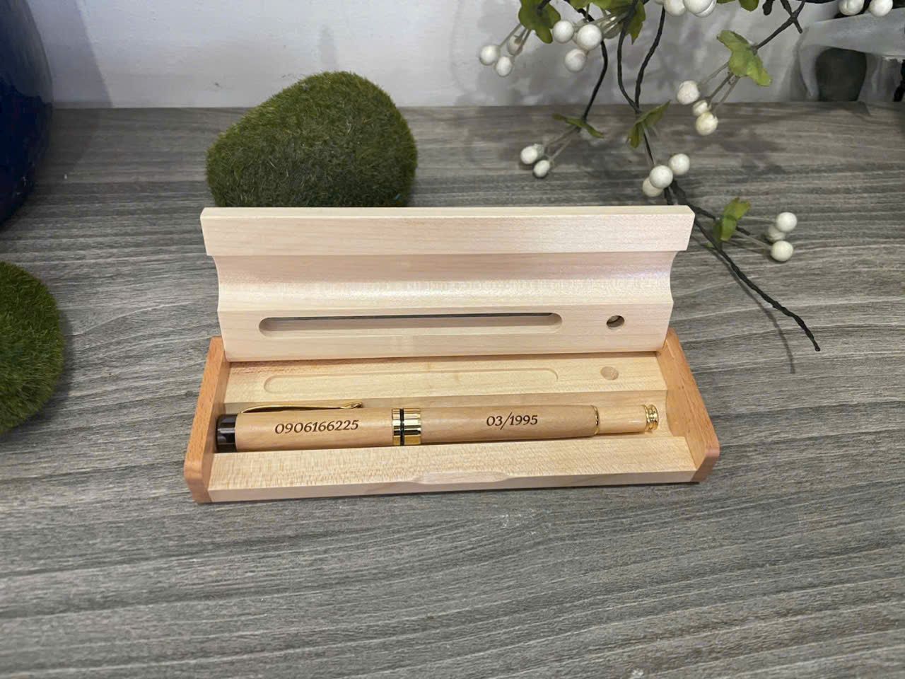 Bộ bút gỗ khắc logo theo yêu cầu, thiết kế tinh tế, thân thiện môi trường, phù hợp làm quà tặng doanh nghiệp, quà sự kiện giá tốt tại LGP.