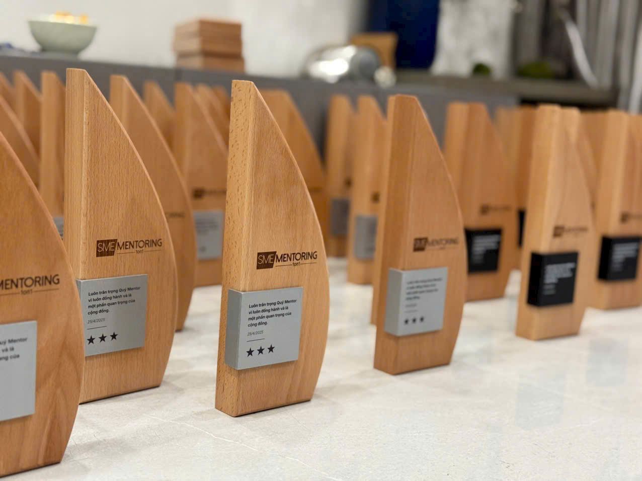 Kỷ niệm chương gỗ khắc logo theo yêu cầu, thiết kế đẹp, ý nghĩa, phù hợp vinh danh, tri ân doanh nghiệp, quà tặng sự kiện giá tốt tại LGP.