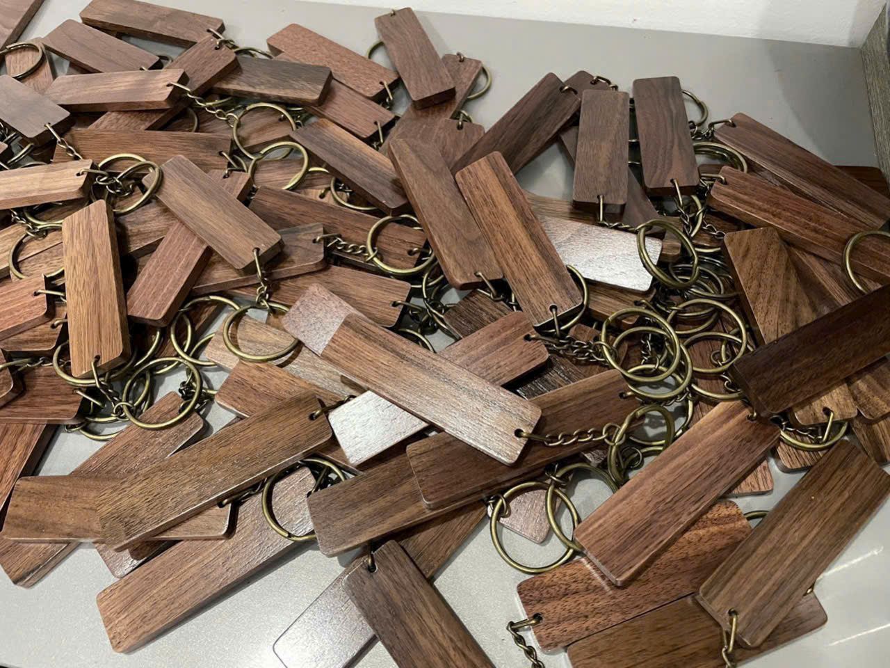 Móc khóa gỗ khắc logo theo yêu cầu, giá rẻ, thiết kế đẹp, phù hợp làm quà tặng doanh nghiệp, quà sự kiện quảng bá thương hiệu tại LGP.