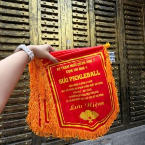 Cờ lưu niệm in logo theo yêu cầu, thiết kế đẹp mắt cho giải đấu thể thao, sự kiện doanh nghiệp, giao lưu câu lạc bộ. LGP SPORT cung cấp cờ lưu niệm chất lượng, chuyên nghiệp.