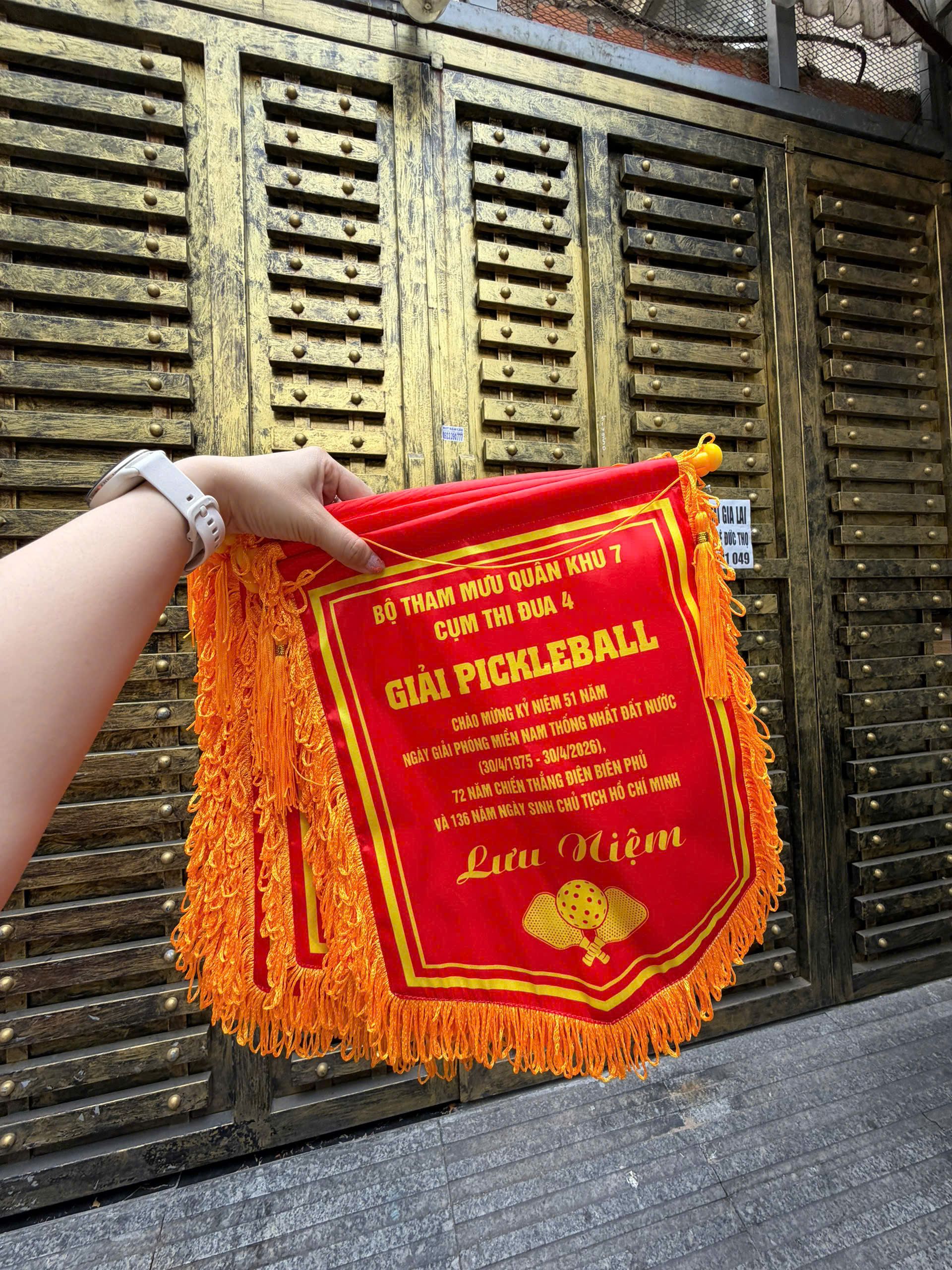 CỜ LƯU NIỆM IN THEO YÊU CẦU 5 Cờ lưu niệm in logo theo yêu cầu, thiết kế đẹp mắt cho giải đấu thể thao, sự kiện doanh nghiệp, giao lưu câu lạc bộ. LGP SPORT cung cấp cờ lưu niệm chất lượng, chuyên nghiệp.